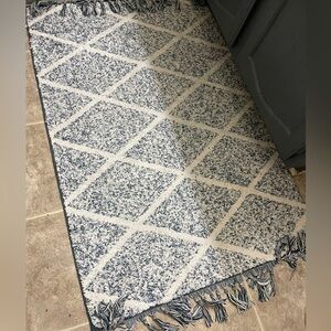 Costco microfiber Blue and White Patterned bath Rug mat